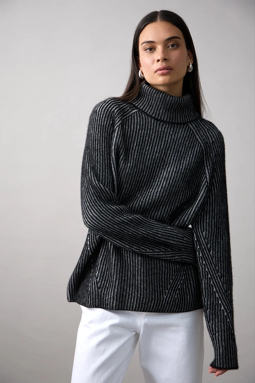 Mia Fratino Ren Rollneck 25919
