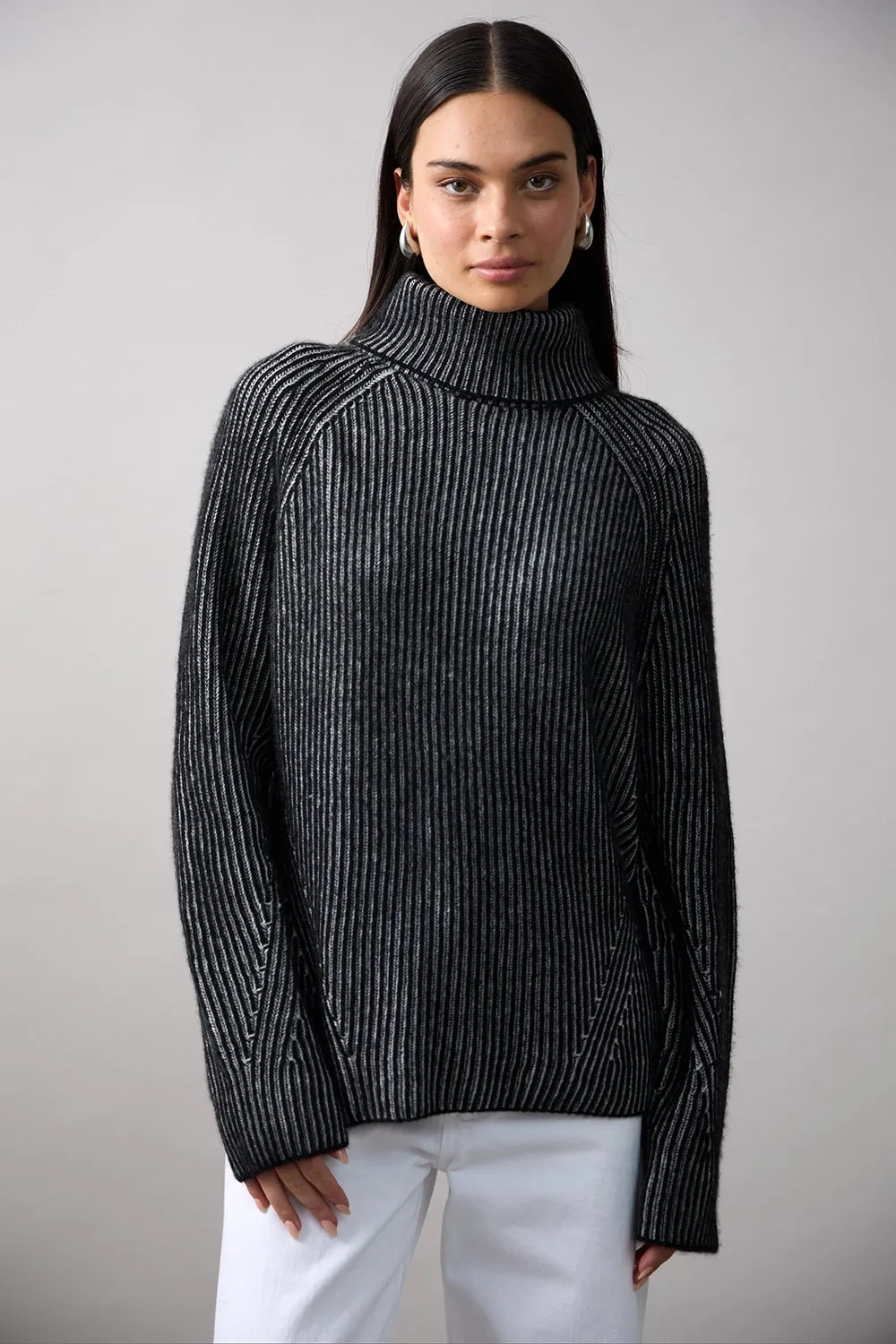 Mia Fratino Ren Rollneck 25919
