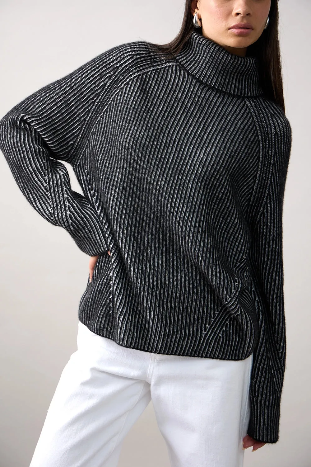 Mia Fratino Ren Rollneck 25919